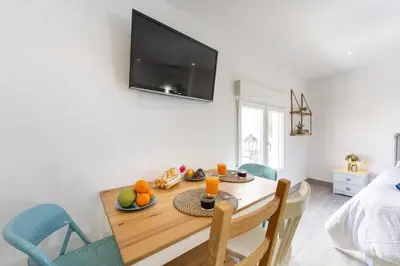 Una televisión o centro de entretenimiento en AlmeriaSuite Serenity Stay