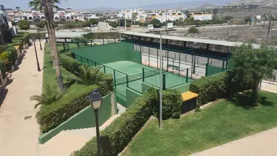 Instalaciones para jugar a tenis o squash en Al Andalus Residencial Piso VIC , con WIFI , primera planta o alrededores