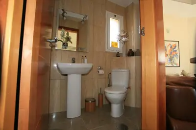 Un baño de 4 Bedroom Villa Sleeps 8 with Private Pool