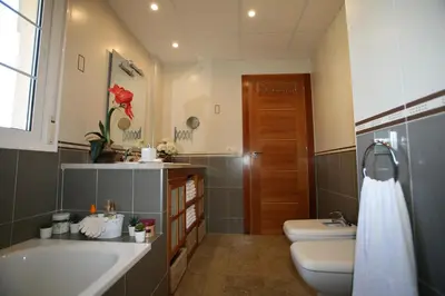 Un baño de 4 Bedroom Villa Sleeps 8 with Private Pool