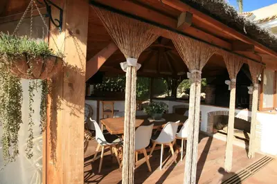 Un patio o zona al aire libre en 4 Bedroom Villa Sleeps 8 with Private Pool