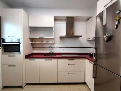 Una cocina o zona de cocina en Romanilla Suites con vistas al mar, piscina y salida directa a la playa