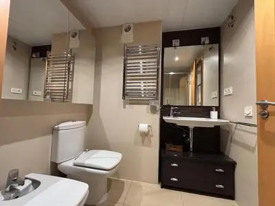 Un baño de Romanilla Suites con vistas al mar, piscina y salida directa a la playa