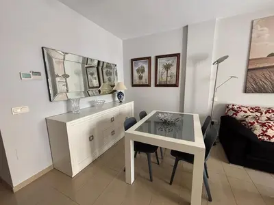 Plano de Romanilla Suites con vistas al mar, piscina y salida directa a la playa