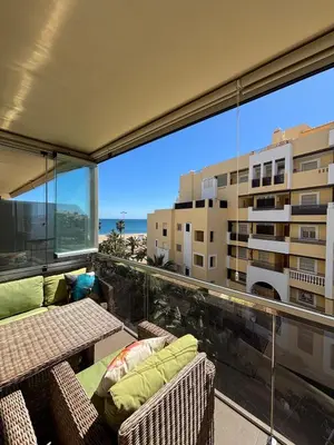 Un balcón o terraza de Romanilla Suites con vistas al mar, piscina y salida directa a la playa