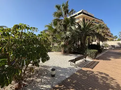 Jardín al aire libre en Romanilla Suites con vistas al mar, piscina y salida directa a la playa