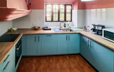 Una cocina o zona de cocina en 6 Bedroom Stunning Home In Dalias