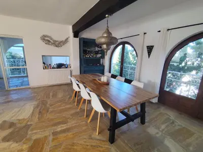 Una televisión o centro de entretenimiento en Villa Piscis