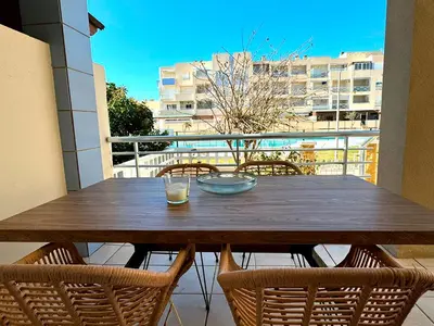 Un balcón o terraza de Premium Central Seafront Villa