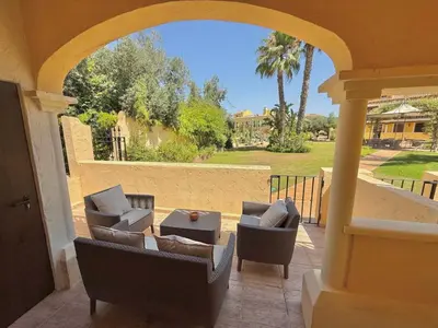 Zona de estar de Desert Springs Resort Golf y piscina duplex exclusivo