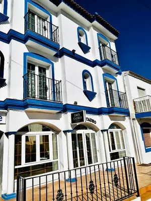 Edificio en el que se encuentra el hostal o pensión
