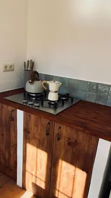 Una cocina o zona de cocina en MOZa LUZe - Off Grid Casa Rural