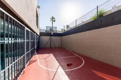 Instalaciones para jugar a tenis o squash en Bomboncito Beach o alrededores