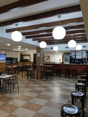 Un restaurante o sitio para comer en Hotel Mesón el 21