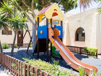 Zona de juegos infantil en Charmant Bungalow 5 Pers Avec Terrasse - API-1-52-1776