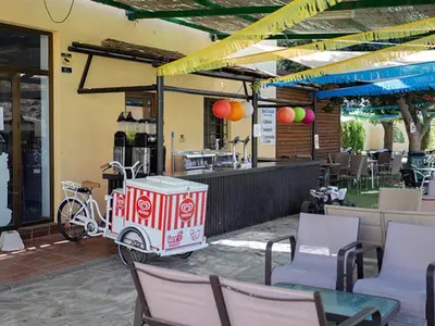 Un restaurante o sitio para comer en Mobil Home Familial avec Terrasse - Camping Los Escullos - API-1-52-1781