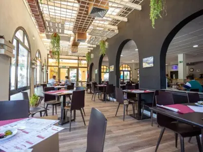 Un restaurante o sitio para comer en Mobil Home Familial avec Terrasse - Camping Los Escullos - API-1-52-1781