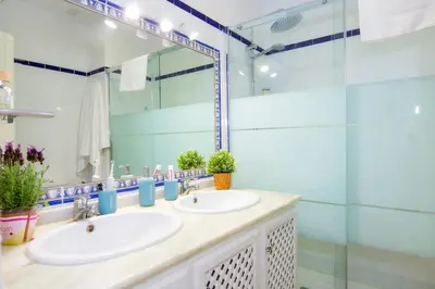 Un baño de Marine Oasis, Duplex with Pool by the Sea