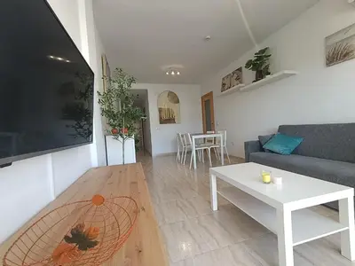 Una televisión o centro de entretenimiento en ALMERIMAR GOLF AND PoOL APARTMENT
