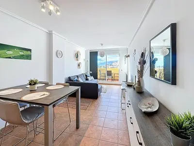 Una televisión o centro de entretenimiento en VVR Lomas de Mar Apto con terraza y piscina climatizada