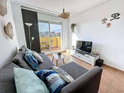 Una televisión o centro de entretenimiento en VVR Lomas de Mar Apto con terraza y piscina climatizada