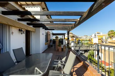 Un balcón o terraza de Sunny penthouse with large terrace and pool in Vera