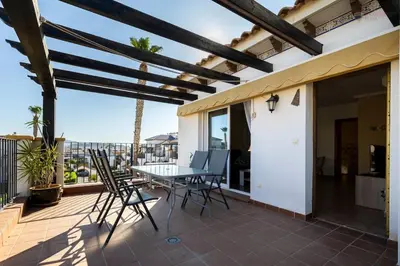 Un balcón o terraza de Sunny penthouse with large terrace and pool in Vera