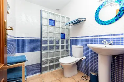 Un baño de Sunny penthouse with large terrace and pool in Vera