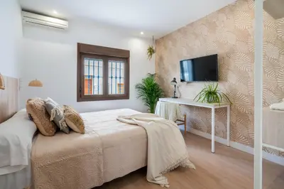 Una televisión o centro de entretenimiento en BF Rooms Carboneras