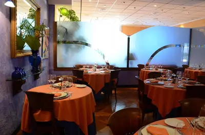 Un restaurante o sitio para comer en Hotel Tikar