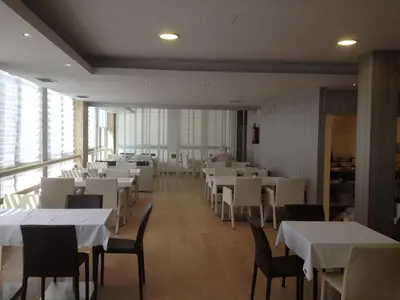 Un restaurante o sitio para comer en Apartahotel Aguadulce
