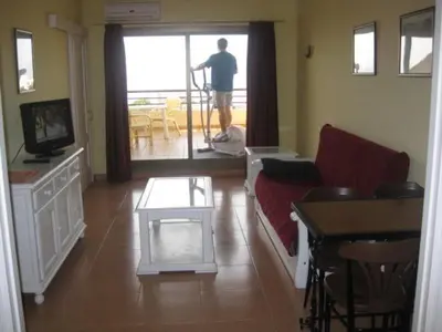 Una televisión o centro de entretenimiento en Apartahotel Aguadulce