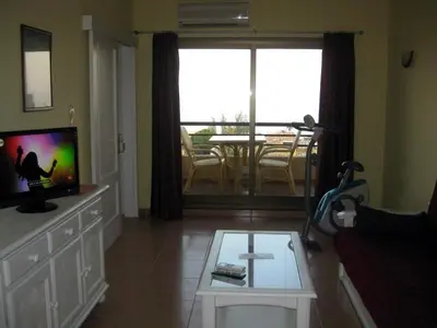 Una televisión o centro de entretenimiento en Apartahotel Aguadulce