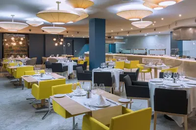 Un restaurante o sitio para comer en Mediterraneo Bay Hotel & Resort