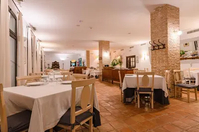 Un restaurante o sitio para comer en Hotel Rural La Alcanacia