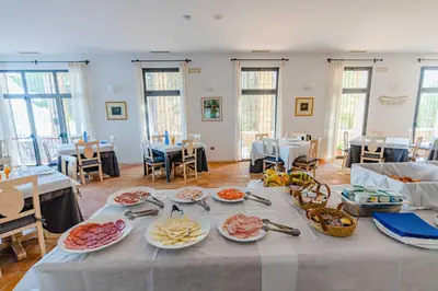 Comida en o cerca de este hotel