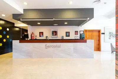 El vestíbulo o zona de recepción de Sercotel Riscal