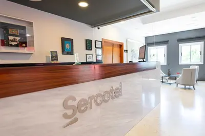 El vestíbulo o zona de recepción de Sercotel Riscal