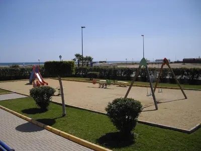 Zona de juegos infantil en Residencial Veramar 4, Vera Playa, Almeria