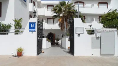 Edificio en el que se encuentra el hostal o pensión