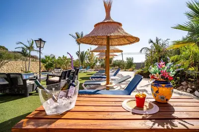 Bebidas en Villa Adelina en Turre, Almería, Villa de lujo con piscina privada cerca de las playas de Mojácar