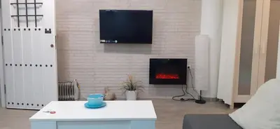 Una televisión o centro de entretenimiento en La Casa de Yiyi