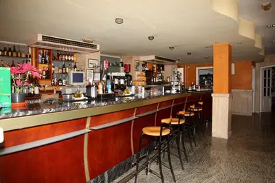 El salón o zona de bar de Hotel Los Arcos