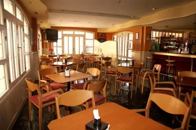 Un restaurante o sitio para comer en Hotel Los Arcos