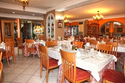 Un restaurante o sitio para comer en Hotel Los Arcos