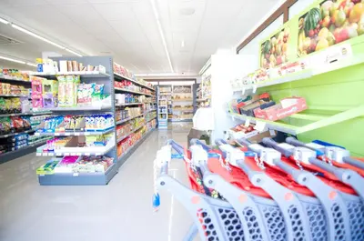Supermercado u otro tipo de tienda en el apartamento o alrededores