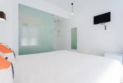 Una televisión o centro de entretenimiento en Hostal La Isla