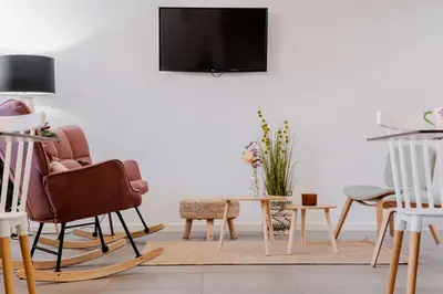 Una televisión o centro de entretenimiento en Hostal La Isla