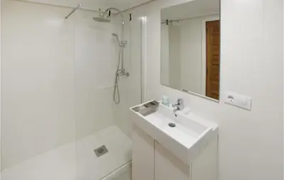 Un baño de 2 Bedroom Cozy Apartment In Aguadulce