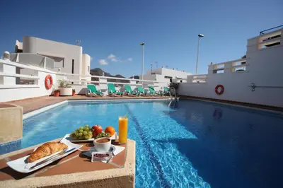 Comida en o cerca de este apartahotel